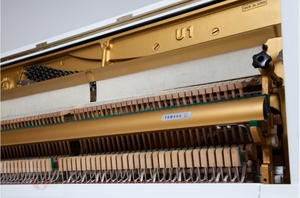 Klavier Yamaha U1H schwarz poliert.